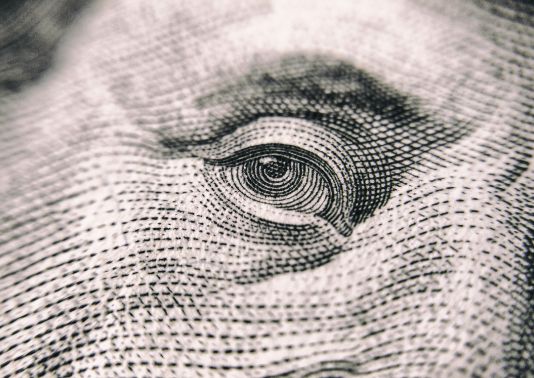 Foto de close em nota de dólar